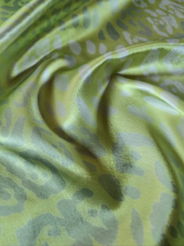 Tesatura dublu crepe satinata cu design animal print, Verde Galben - imagine 7