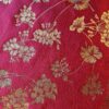 Țesătură jacquard sub formă de panou cu flori aurii pe fond Rosu închis - imagine 3