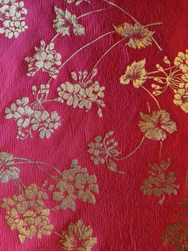 Țesătură jacquard sub formă de panou cu flori aurii pe fond Rosu închis - imagine 3