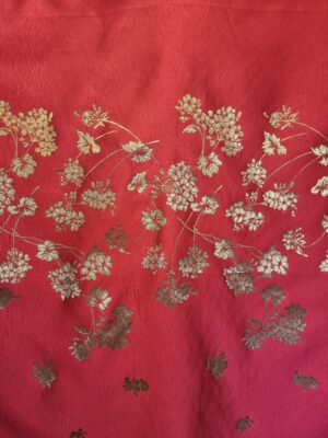 Țesătură jacquard sub formă de panou cu flori aurii pe fond Rosu închis