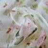 Tesatura Organza Imprimată cu flori pastel roz pe fond ivoire - imagine 3