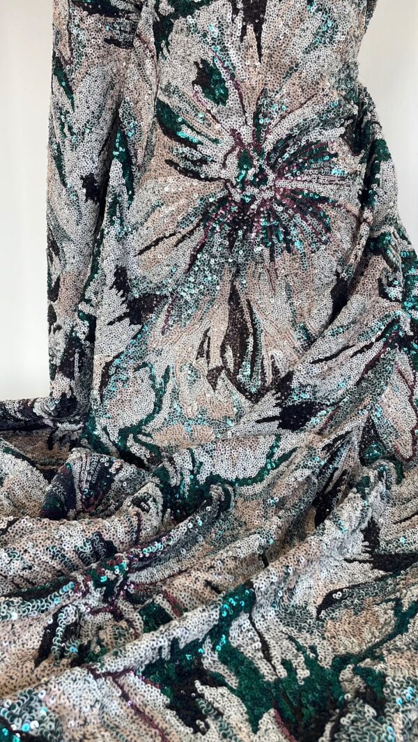 Tesatura bogata cu broderie pe toată suprafața si paiete pe suport de tulle – design floral, Verde / Crem deschis