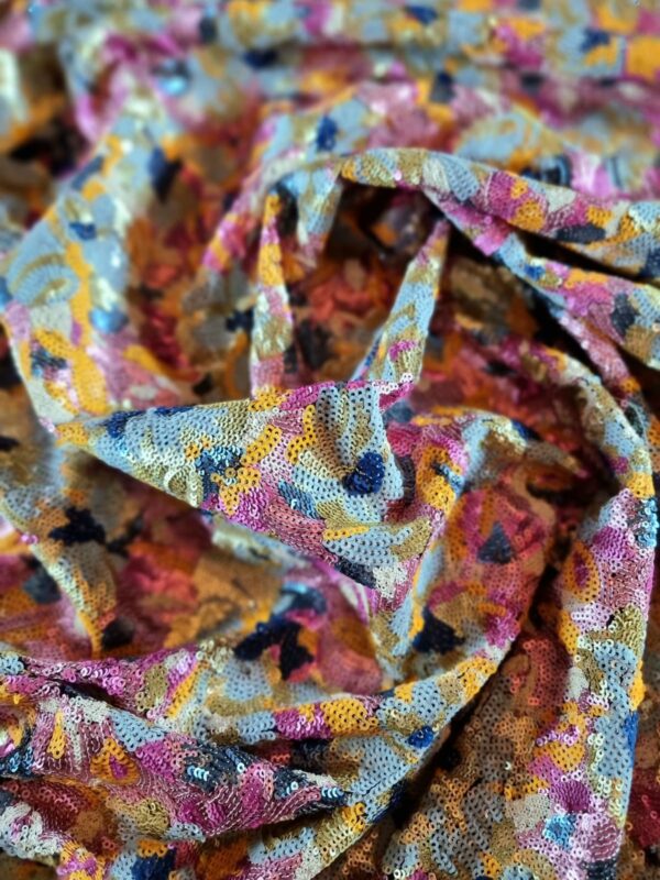 Tesatura bogata brodata cu paiete pe toată suprafața - design floral, Multicolor pastel - imagine 4