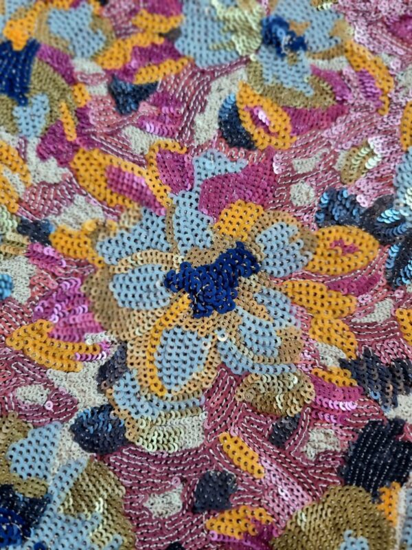 Tesatura bogata brodata cu paiete pe toată suprafața - design floral, Multicolor pastel - imagine 9