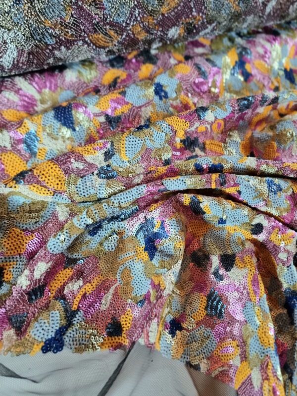 Tesatura bogata brodata cu paiete pe toată suprafața - design floral, Multicolor pastel - imagine 10