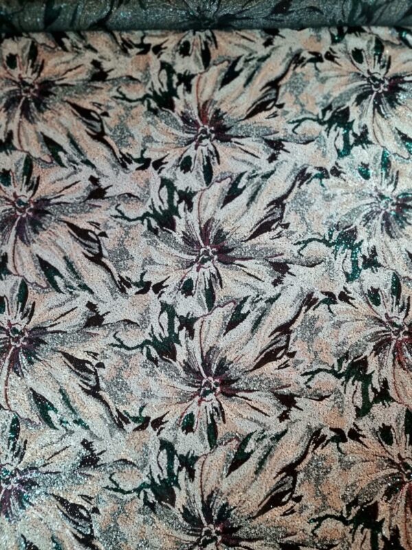 Tesatura bogata cu broderie pe toată suprafața si paiete pe suport de tulle - design floral, Verde / Crem deschis
