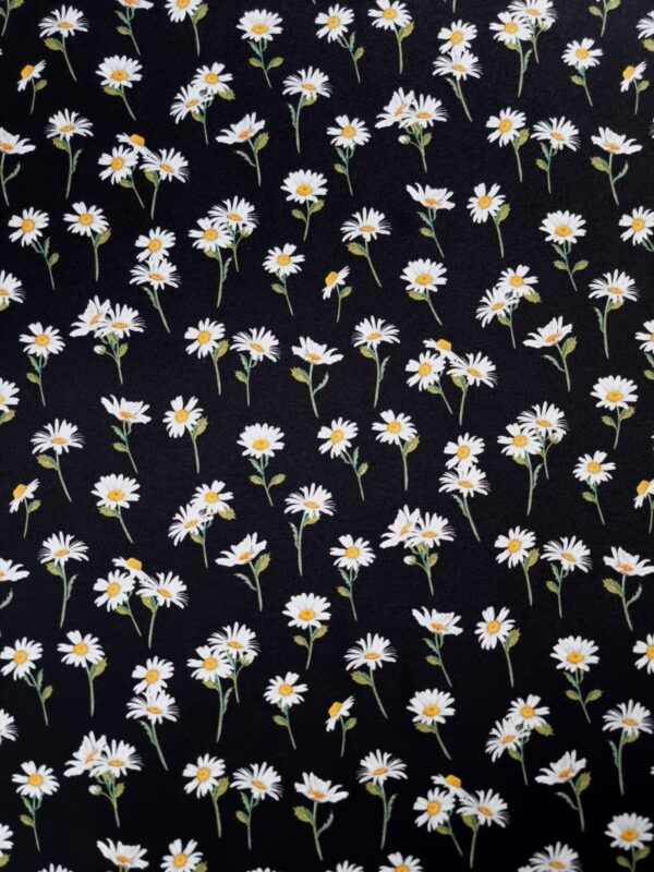 Tesatura crepe de Chine din matase naturală cu imprimeu de margarete mici pe fond Negru