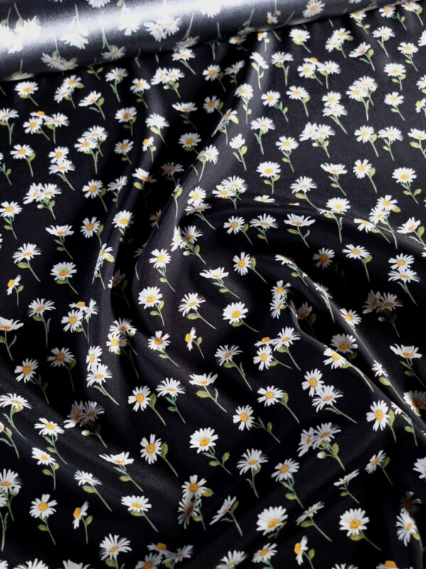 Tesatura crepe de Chine din matase naturală cu imprimeu de margarete mici pe fond Negru - imagine 7