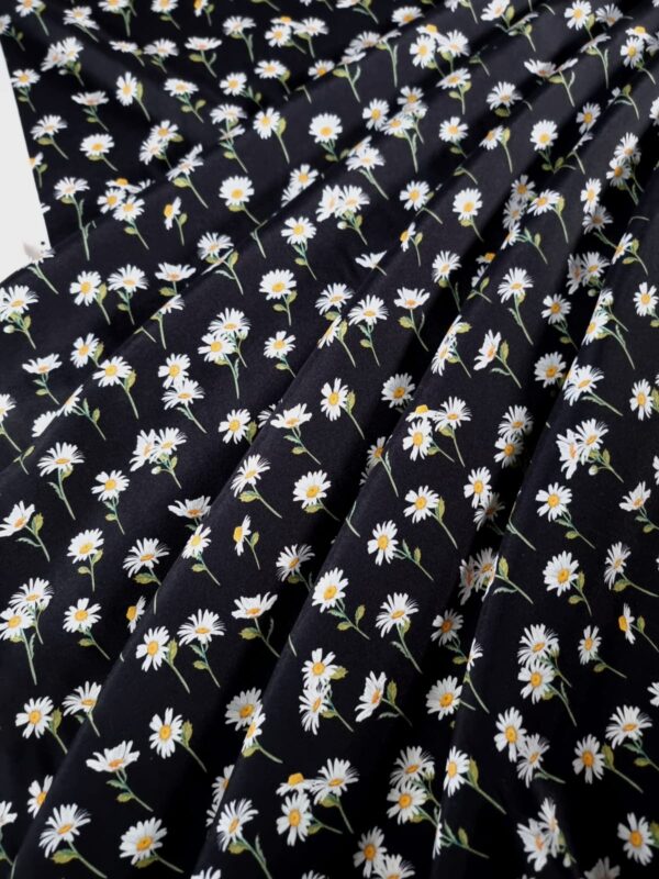Tesatura crepe de Chine din matase naturală cu imprimeu de margarete mici pe fond Negru - imagine 8