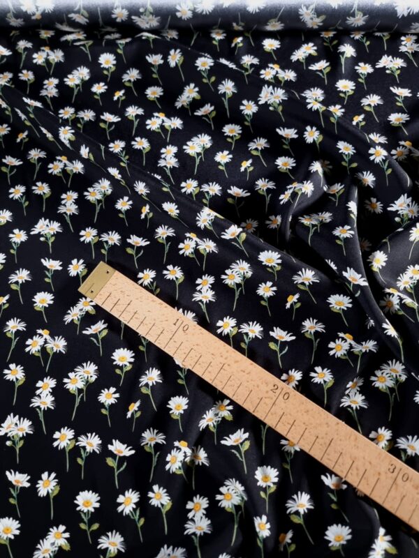 Tesatura crepe de Chine din matase naturală cu imprimeu de margarete mici pe fond Negru - imagine 4