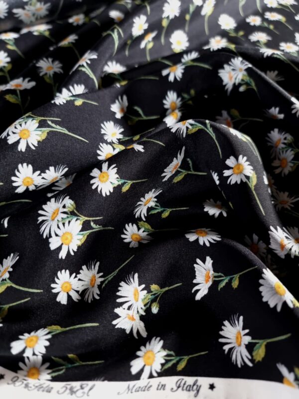 Tesatura crepe de Chine din matase naturală cu imprimeu de margarete mici pe fond Negru - imagine 9
