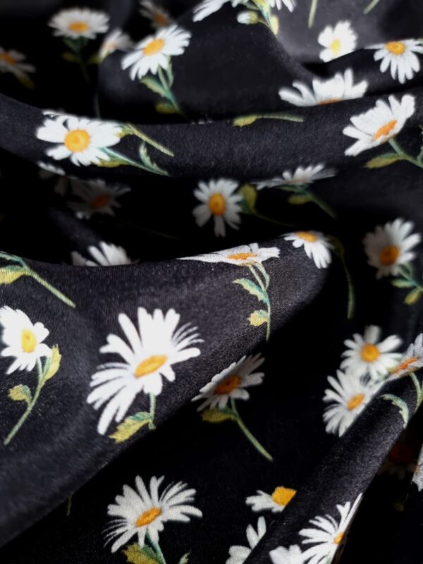 Tesatura crepe de Chine din matase naturală cu imprimeu de margarete mici pe fond Negru - imagine 5