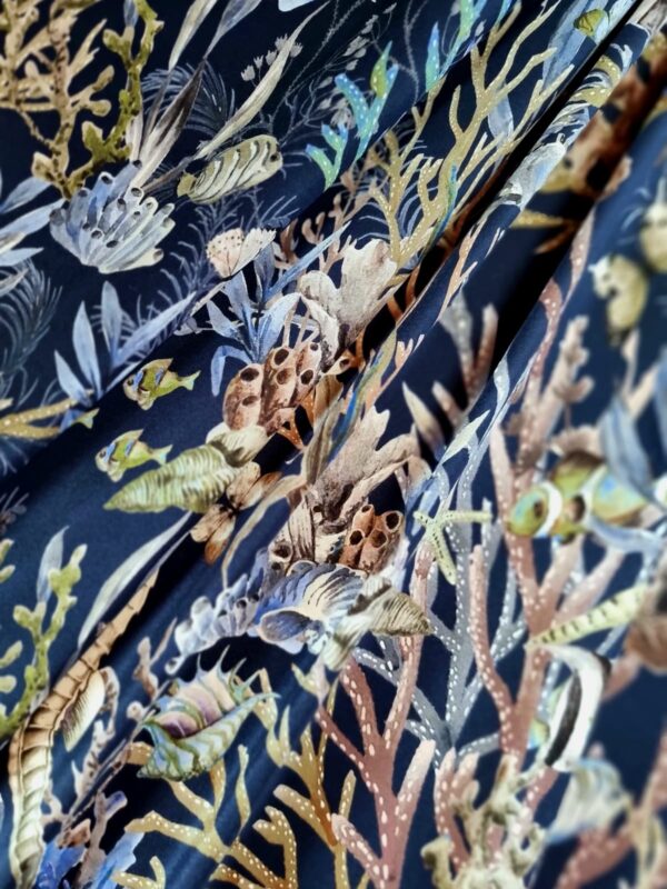 Tesatura crepe de Chine din matase naturală cu imprimeu floral și fauna marină,  elemente multicolore pe fond bleumarin - imagine 5