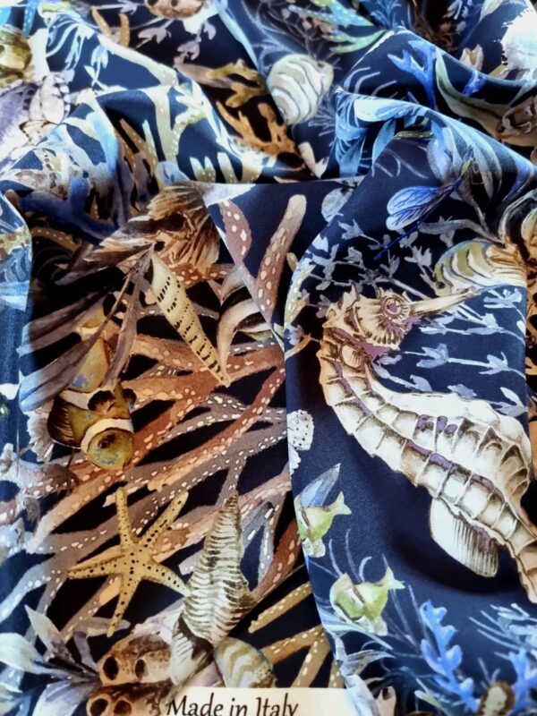 Tesatura crepe de Chine din matase naturală cu imprimeu floral și fauna marină,  elemente multicolore pe fond bleumarin - imagine 8
