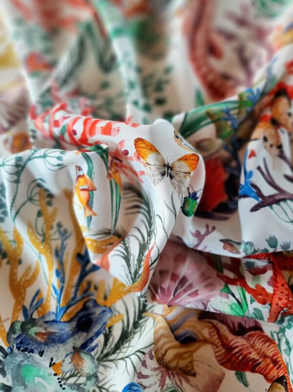 Tesatura crepe de Chine din matase naturală cu imprimeu de flora și fauna marină,  elemente multicolore pe fond Ivoire - imagine 3