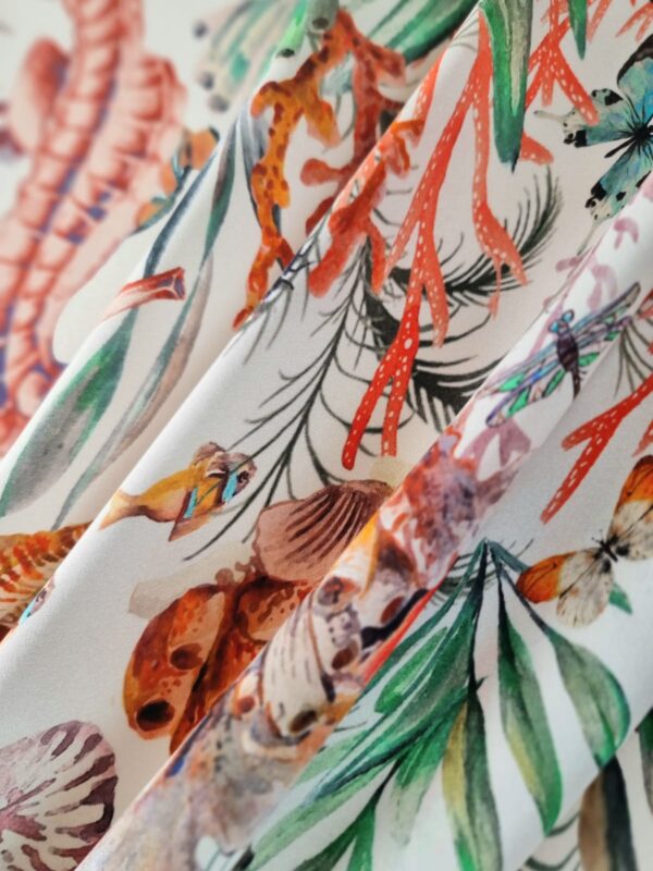 Tesatura crepe de Chine din matase naturală cu imprimeu de flora și fauna marină,  elemente multicolore pe fond Ivoire - imagine 4