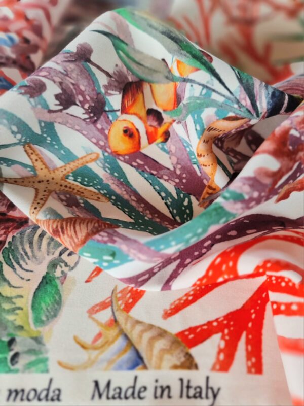 Tesatura crepe de Chine din matase naturală cu imprimeu de flora și fauna marină,  elemente multicolore pe fond Ivoire - imagine 7