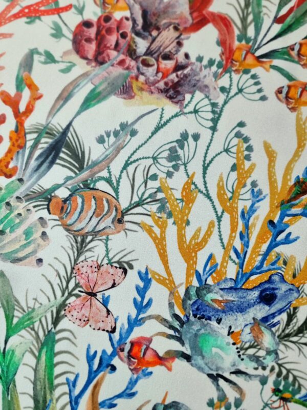 Tesatura crepe de Chine din matase naturală cu imprimeu de flora și fauna marină,  elemente multicolore pe fond Ivoire - imagine 8