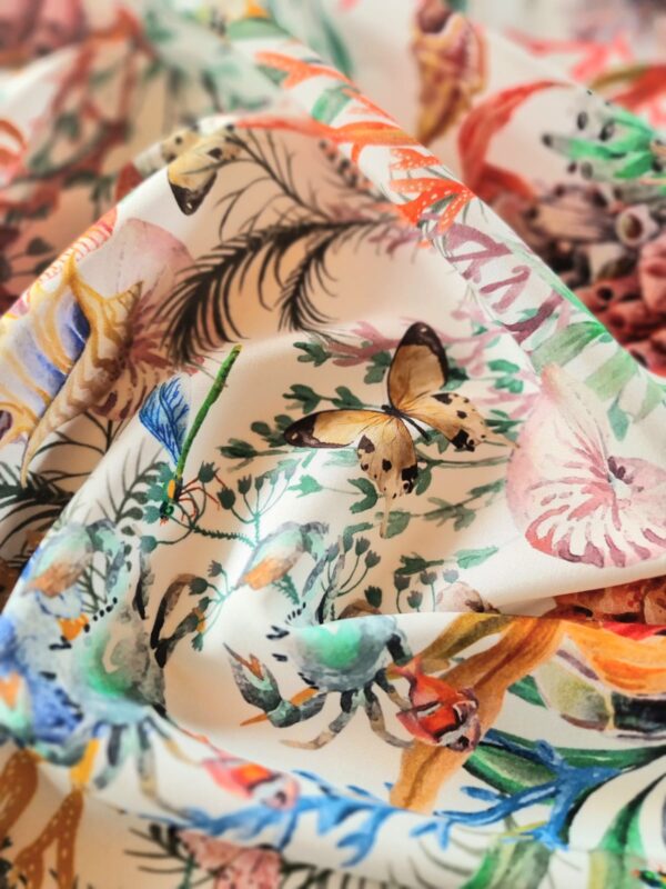 Tesatura crepe de Chine din matase naturală cu imprimeu de flora și fauna marină,  elemente multicolore pe fond Ivoire - imagine 9