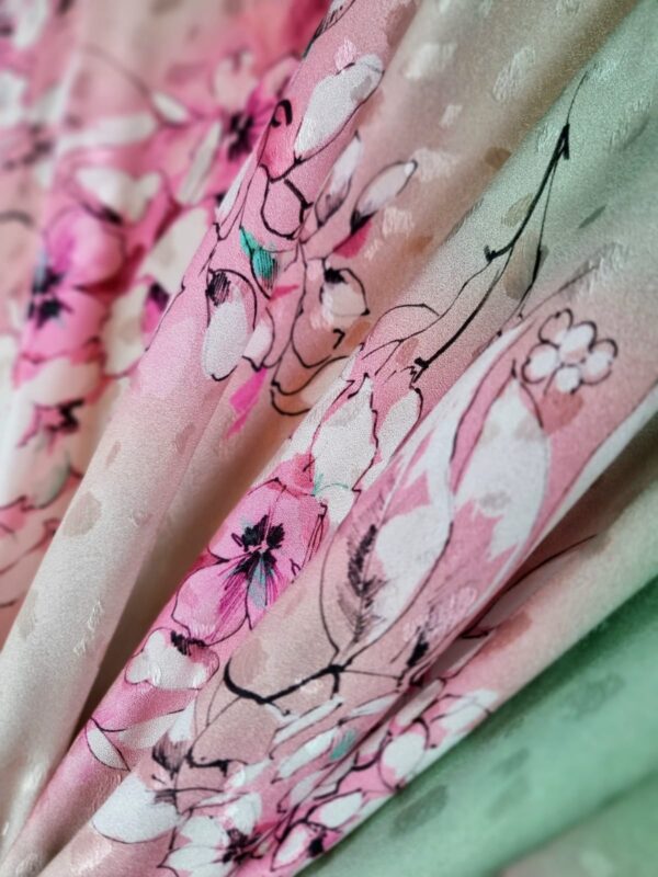 Tesatura Jacquard din matase naturală - imprimeu de grupuri florale,  nuanțe în degrade de roz și verde fistic - imagine 8