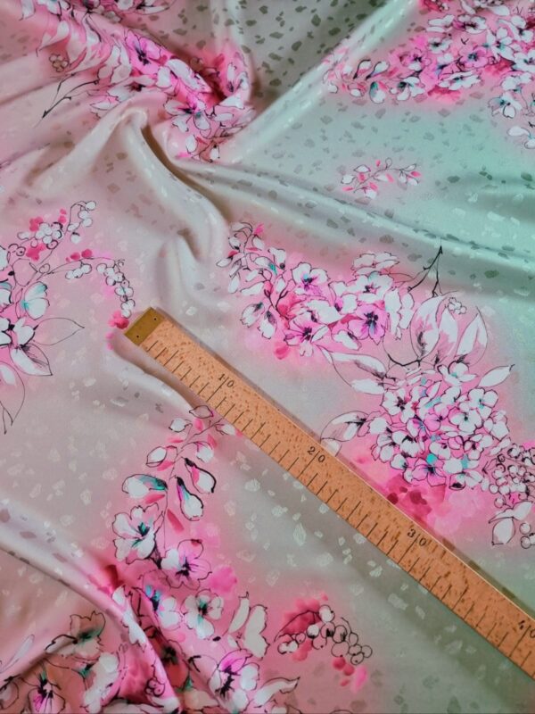 Tesatura Jacquard din matase naturală - imprimeu de grupuri florale,  nuanțe în degrade de roz și verde fistic - imagine 9