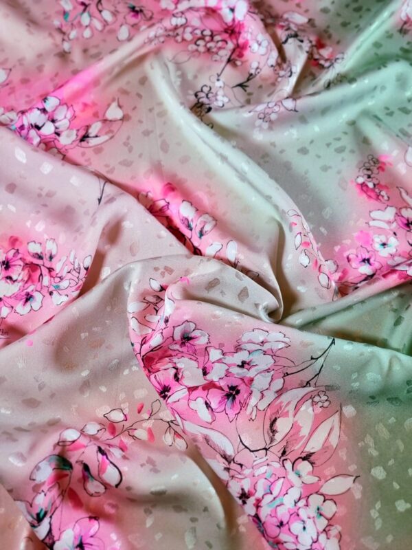 Tesatura Jacquard din matase naturală - imprimeu de grupuri florale,  nuanțe în degrade de roz și verde fistic - imagine 6