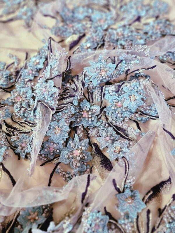 Tesatura cu broderie și perle aplicate - design floral pe suport de tulle usor elastic si margini finite,  Bleu / Violet - imagine 4