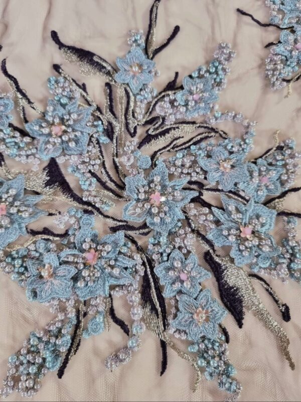 Tesatura cu broderie și perle aplicate - design floral pe suport de tulle usor elastic si margini finite,  Bleu / Violet - imagine 8