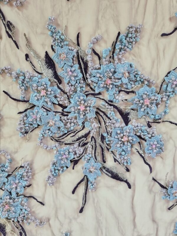 Tesatura cu broderie și perle aplicate - design floral pe suport de tulle usor elastic si margini finite,  Bleu / Violet - imagine 9