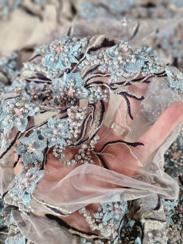 Tesatura cu broderie și perle aplicate - design floral pe suport de tulle usor elastic si margini finite,  Bleu / Violet - imagine 10