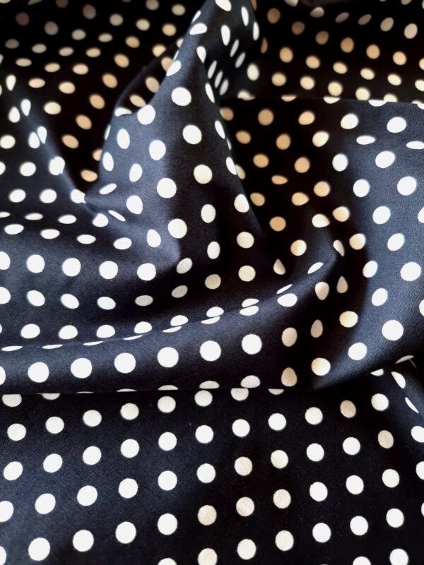 Tesatura din bumbac usor elastica - Imprimeu cu buline albe (6mm) pe fond negru - imagine 5