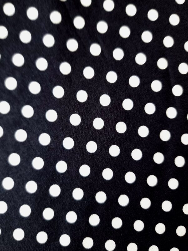 Tesatura din bumbac usor elastica - Imprimeu cu buline albe (6mm) pe fond negru - imagine 6