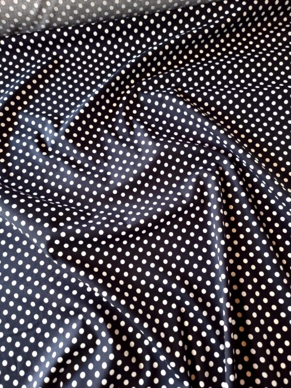 Tesatura din bumbac usor elastica - Imprimeu cu buline albe (6mm) pe fond negru - imagine 4