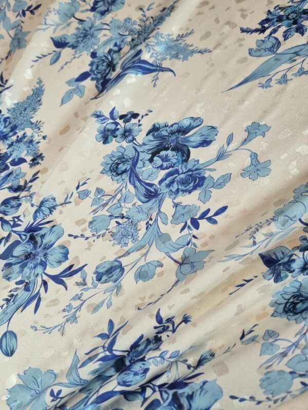 Tesatura Jacquard din matase naturală - imprimeu floral, Ivoire / Albastru - imagine 2