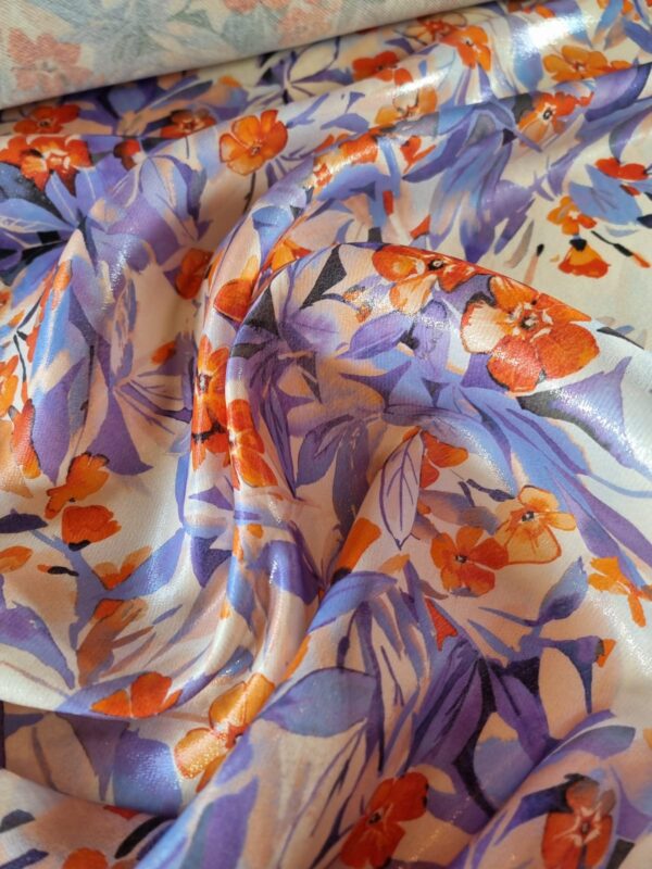 Tesatura din matase naturala cu suprafața cu efect sticlos - design floral,  Violet / Ivoire / Portocaliu
