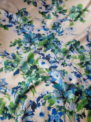 Tesatura plina din matase naturala tip shantung - tipar floral dispus cu bordură, Albastru / Bej nature / Verde