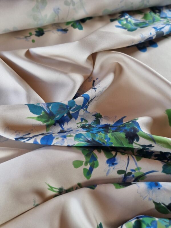 Tesatura plina din matase naturala tip shantung - tipar floral dispus cu bordură, Albastru / Bej nature / Verde - imagine 3