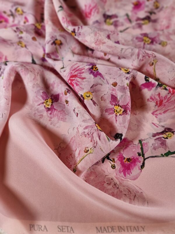 Tesatura crepe de Chine din matase naturala - design floral pictural, Cyclamen pe fond Roz fondant - imagine 4