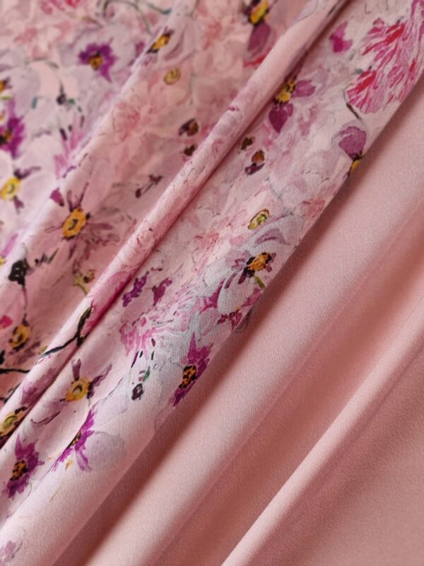 Tesatura crepe de Chine din matase naturala - design floral pictural, Cyclamen pe fond Roz fondant - imagine 6