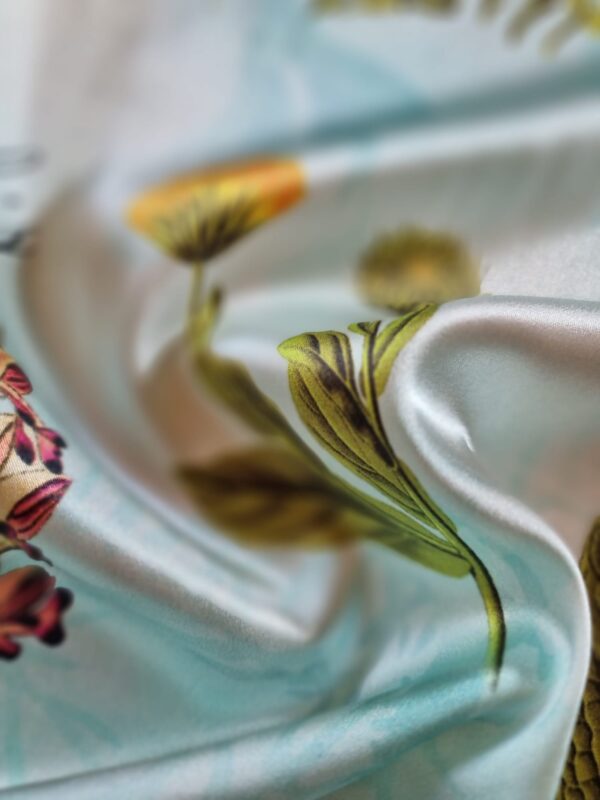 Tesatura crepe de Chine din matase naturala cu imprimeu floral multicolor pe fond Verde / Ivoire - imagine 3