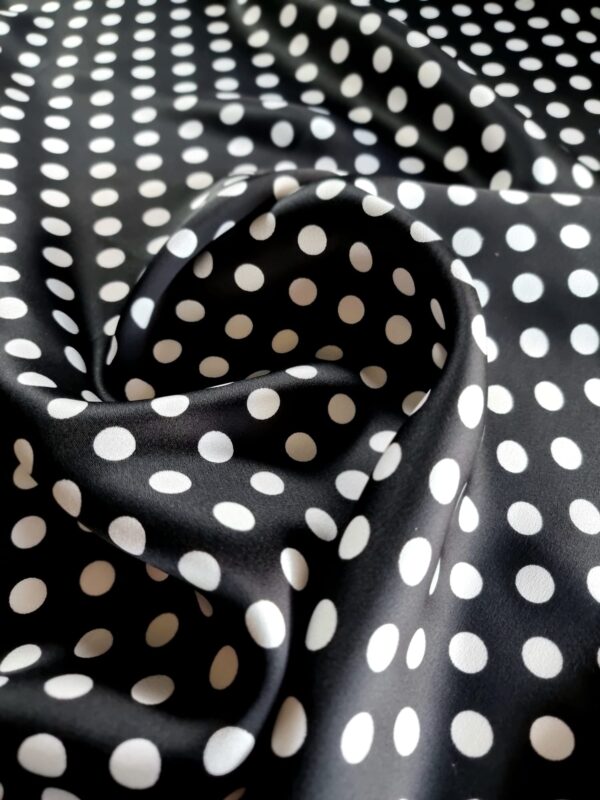 Tesatura plina din viscoza - crepe satinat cu buline , Negru / Alb - imagine 7