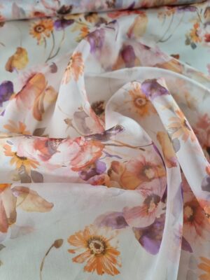Tesatura Organza din matase naturala imprimată cu buchete de flori multicolore pe fond Ivoire