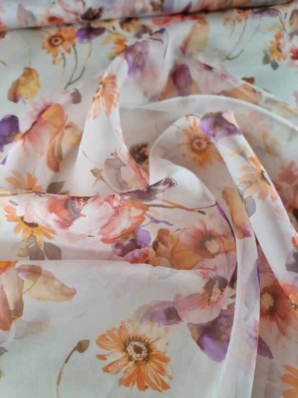 Tesatura Organza din matase naturala imprimată cu buchete de flori multicolore pe fond Ivoire