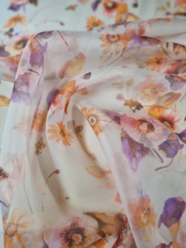 Tesatura Organza din matase naturala imprimată cu buchete de flori multicolore pe fond Ivoire - imagine 2