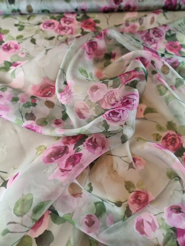 Tesatura Organza din matase naturala imprimată cu trandafiri roz pe fond verde - imagine 2