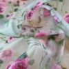 Tesatura Organza din matase naturala imprimată cu trandafiri roz pe fond verde - imagine 7