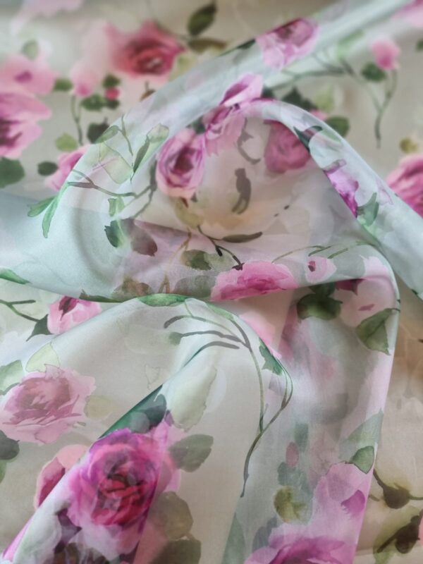 Tesatura Organza din matase naturala imprimată cu trandafiri roz pe fond verde - imagine 7