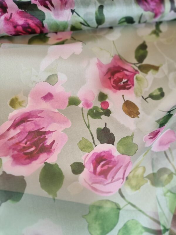 Tesatura Organza din matase naturala imprimată cu trandafiri roz pe fond verde - imagine 3
