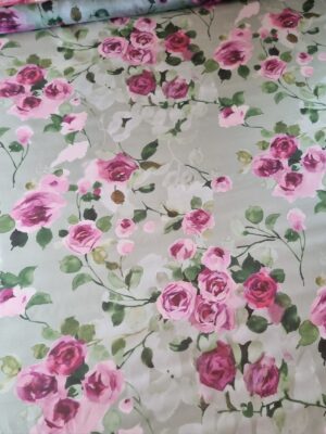 Tesatura Organza din matase naturala imprimată cu trandafiri roz pe fond verde