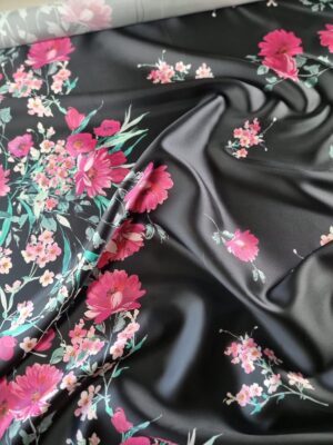 Tesatura tafta din matase naturala - twill cu design floral Cyclamen pe fond Negru